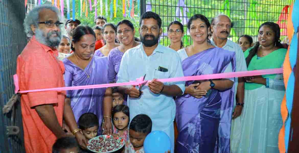 വെസ്റ്റ് മാമ്പറ്റ അങ്കണവാടി കം ക്രഷ് ഉദ്ഘാടനം മുക്കം നഗരസഭ ചെയർമാൻ  പി. ടി. ബാബു  നിർവ്വഹിക്കുന്നു