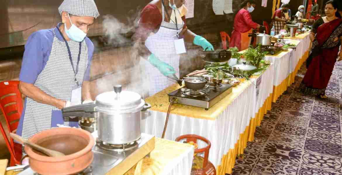 പരപ്പിൽ. എം.എം.വി.എച്ച്. എസ്.സ്കൂളിൽ നടന്ന സ്കൂൾ പാചക തൊഴിലാളികൾക്കുള്ള ജില്ലാ തല പാചക മത്സരത്തിൽ നിന്ന്