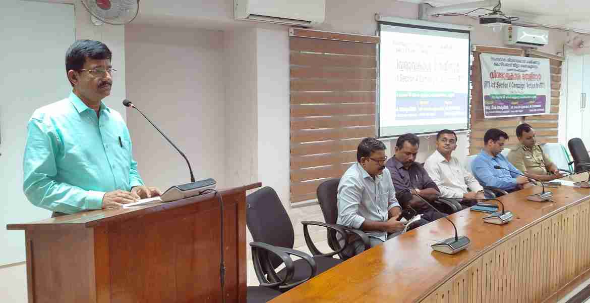 സംസ്ഥാന വിവരാവകാശ കമ്മീഷനും കോഴിക്കോട് ജില്ലാ ഭരണഘടവും ചേർന്ന് സംഘടിപ്പിച്ച വിവരാവകാശ സെമിനാർ വിവരാവകാശ കമ്മീഷണർ അഡ്വ. ടി. കെ. രാമകൃഷ്ണൻ ഉദ്ഘാടനം ചെയ്യുന്നു