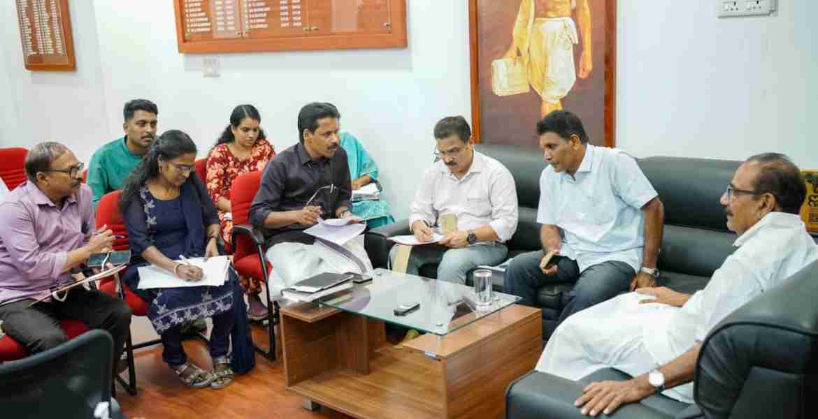 കോരപ്പുഴയിലെ ഡ്രഡ്ജിങ്ങുമായി ബന്ധപ്പെട്ട് മന്ത്രി എ കെ ശശീന്ദ്രന്റെ അധ്യക്ഷതയില്‍ ചേര്‍ന്ന യോഗം