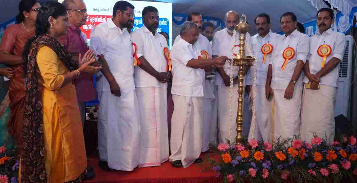ഡക്ക് ഹാച്ചറി, ട്രെയിനിംഗ് ഇന്‍സ്റ്റിറ്റ്യൂട്ട്, ഗോ സമൃദ്ധി പ്ലസ് ഇന്‍ഷുറന്‍സ് പദ്ധതി എന്നിവയുടെ സംസ്ഥാനതല ഉദ്ഘാടനം  തിരുവല്ല മഞ്ഞാടിയിലെ പക്ഷിരോഗ നിര്‍ണയ കേന്ദ്രം കാമ്പസില്‍ വനം - വന്യജീവി-മൃഗസംരക്ഷണ വകുപ്പ് മന്ത്രി കെ.രാജു നിര്‍വഹിക്കുന്നു.