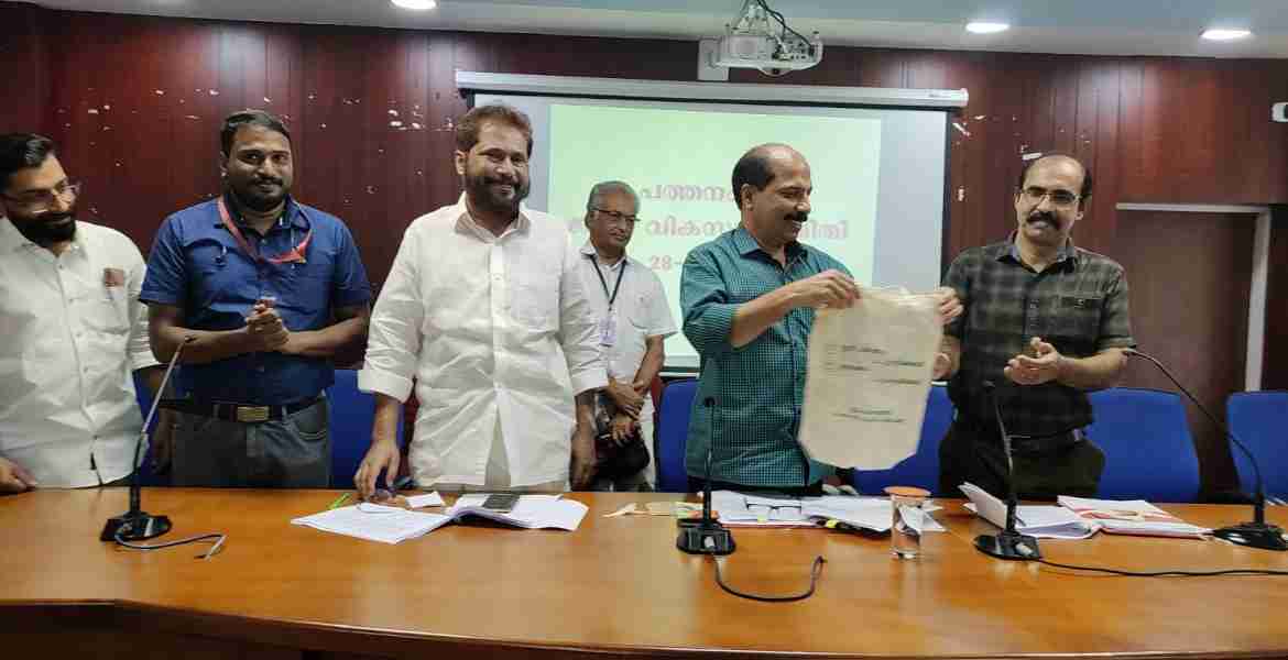 പ്ലാസ്റ്റിക്ക് ക്യാരിബാഗുകള്‍ ഉപേക്ഷിക്കണമെന്ന സന്ദേശവുമായി ജില്ലാതല ഓഫീസര്‍മാര്‍ക്ക് തുണി സഞ്ചി വിതരണം ചെയ്തതിന്റെ ഉദ്ഘാടനം  എ.ഡി.എം അലക്‌സ് പി.തോമസ് ജില്ലാ പ്ലാനിംഗ് ഓഫീസര്‍ വി ജഗല്‍ കുമാറിന് നല്‍കി നിര്‍വഹിക്കുന്നു.