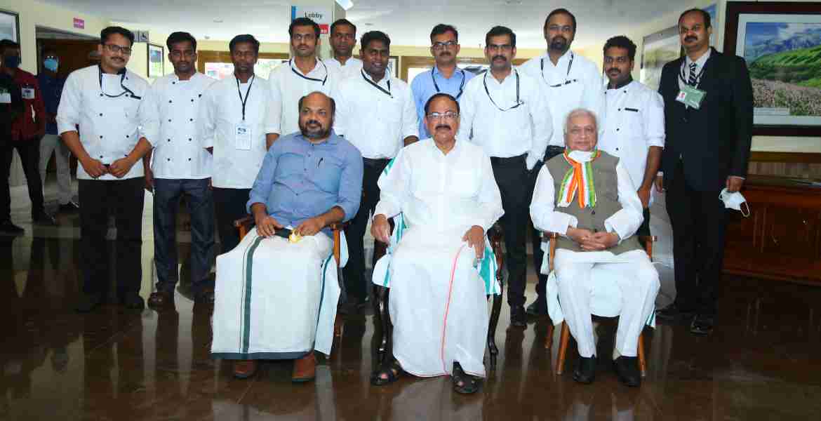 എറണാകുളം അതിഥി മന്ദിരത്തിലെ ജീവനക്കാര്‍ ഉപരാഷ്ട്രപതി എം.വെങ്കയ്യ നായിഡു, ഗവര്‍ണര്‍ ആരിഫ് മുഹമ്മദ് ഖാന്‍, മന്ത്രി പി.രാജീവ് എന്നിവര്‍ക്കൊപ്പം.