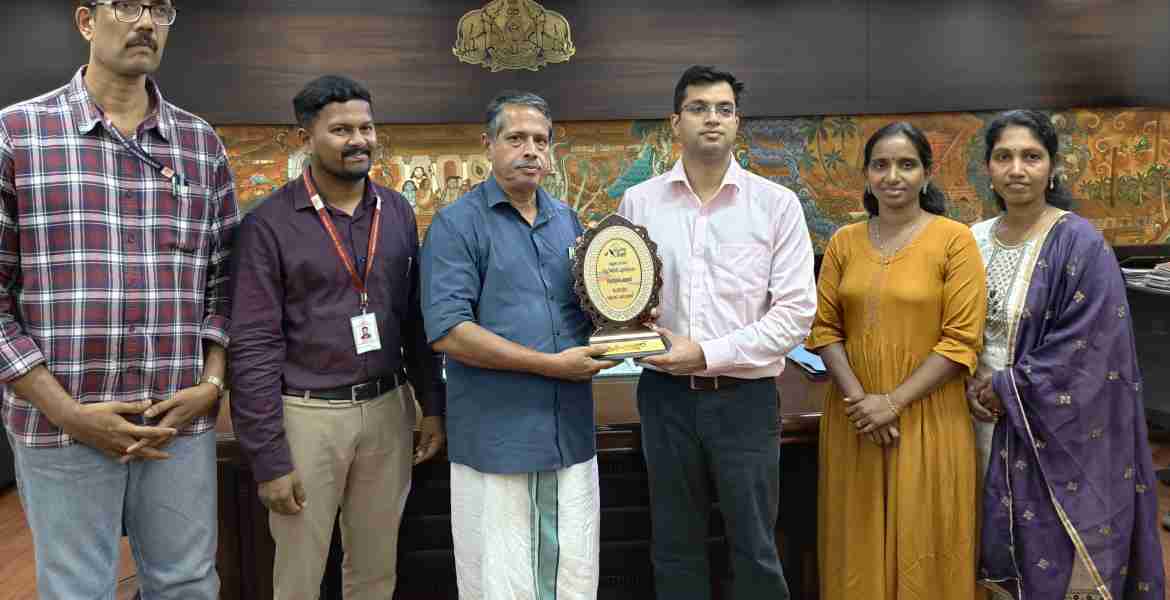 സ്വഛതാ ഹി സേവാ ക്യാമ്പയിൻ ജില്ലാതലത്തിൽ മികച്ച ബ്ലോക്ക് പഞ്ചായത്തായി തെരഞ്ഞെടുത്ത പേരാമ്പ്രക്കുള്ള പുരസ്കാരം  ജില്ലാ കലക്ടർ സ്നേഹിൽ കുമാർ സിംഗിൽ നിന്ന് ബ്ലോക്ക് പഞ്ചായത്ത് പ്രസിഡന്റ് എൻ പി ബാബു ഏറ്റുവാങ്ങുന്നു