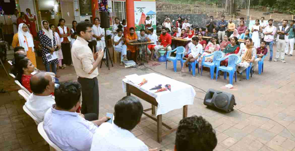 ഫാറൂഖ് ട്രെയിനിങ് കോളേജ് എൻ.എസ്.എസ് യൂണിറ്റിന്റെ നേതൃത്വത്തിൽ ഒരുക്കിയ സെൻസറി പാർക്ക്, ഔഷധ-ഫലവൃക്ഷ തോട്ടം എന്നിവയുടെ ഉദ്ഘാടനം ജില്ലാ കലക്ടർ സ്നേഹിൽ കുമാർ സിംഗ് നിർവഹിക്കുന്നു