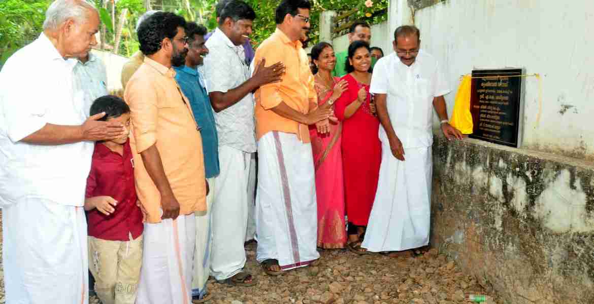 പുത്തലത്ത്താഴം -കൃഷിഭവൻ റോഡിൻ്റെ പ്രവൃത്തി ഉദ്ഘാടനം മന്ത്രി എ കെ ശശീന്ദ്രൻ നിർവഹിക്കുന്നു