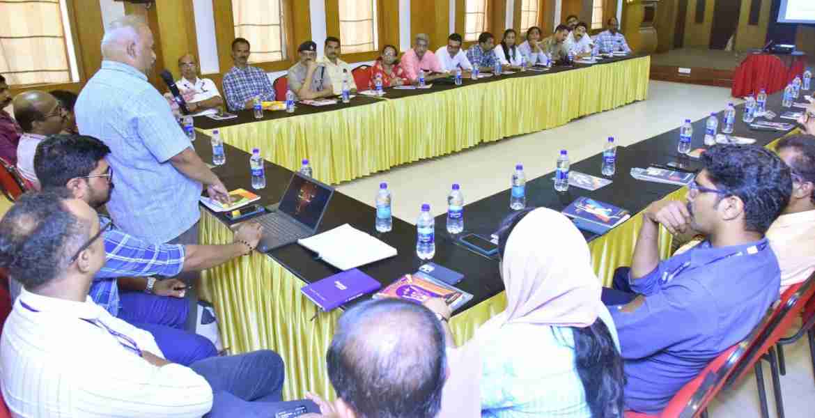 ദേശീയ എയ്ഡ്സ് നിയന്ത്രണ പരിപാടിയുടെ ഭാഗമായി സംഘടിപ്പിച്ച സെമിനാറിൽ ജില്ലാ മെഡിക്കൽ ഓഫീസർ ഡോ. കെ കെ രാജാറാം സംസാരിക്കുന്നു