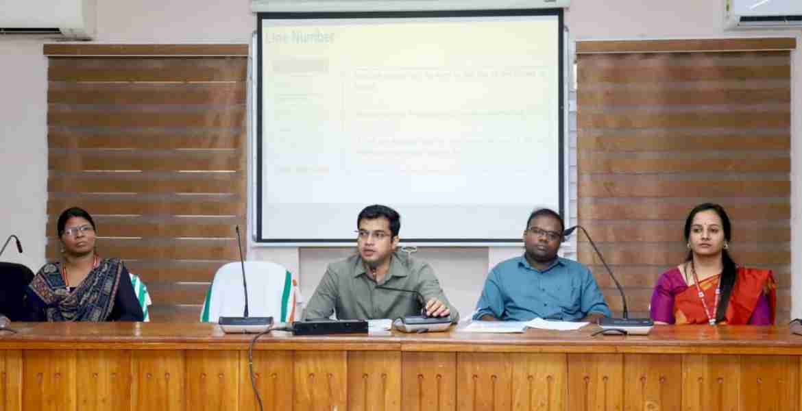 സെൻസസ് 2027 ന്റെ ഭാഗമായ ജില്ലാതല പരിശീലനത്തിൻ്റെ സമാപന ചടങ്ങിൽ ജില്ലാ കലക്ടർ സ്നേഹിൽ കുമാർ സിങ് സംസാരിക്കുന്നു