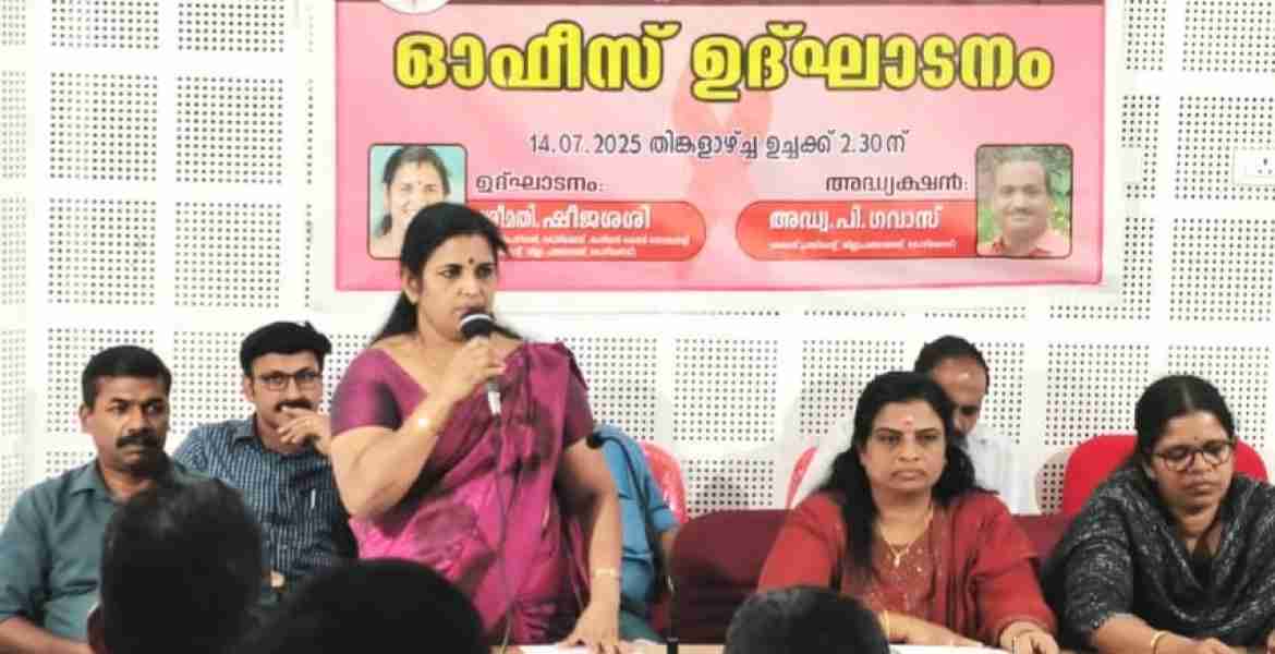 കോഴിക്കോട് ജില്ലാപഞ്ചായത്തിന്റെ  നേതൃത്വത്തില്‍ പ്രവര്‍ത്തനം ആരംഭിച്ച കോഴിക്കോട് കാന്‍സര്‍ കെയര്‍ സൊസൈറ്റിയുടെ ഉദ്ഘടാനം കോഴിക്കോട് ജില്ലാ പഞ്ചായത്ത് പ്രസിഡന്റ് ഷീജ ശശി നിര്‍വഹിക്കുന്നു.