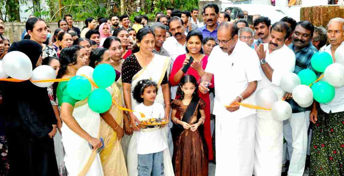 നന്മണ്ട പേരാറ്റുംപൊയിൽ -കാടംകുനി റോഡിൻ്റെ ഉദ്ഘാടനം മന്ത്രി എ കെ ശശീന്ദ്രൻ നിർവഹിക്കുന്നു