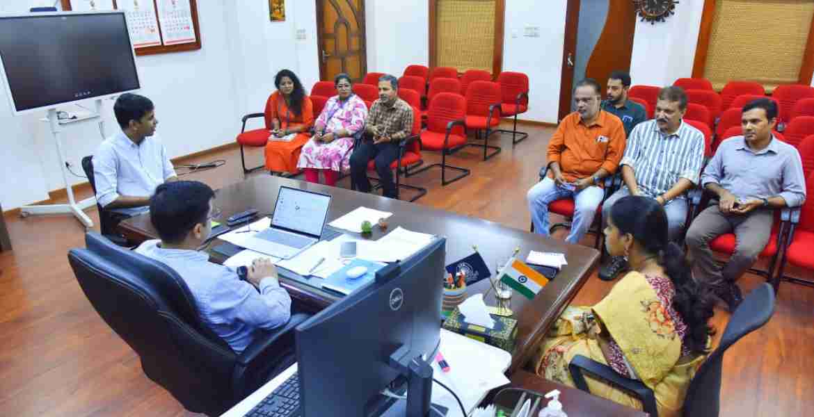 ജില്ലാ കലക്ടര്‍ സ്നേഹില്‍ കുമാര്‍ സിങ്ങിന്റെ അധ്യക്ഷതയില്‍ ചേര്‍ന്ന മീഡിയ സര്‍ട്ടിഫിക്കേഷന്‍ ആന്‍ഡ് മോണിറ്ററിങ് കമ്മിറ്റി യോഗം