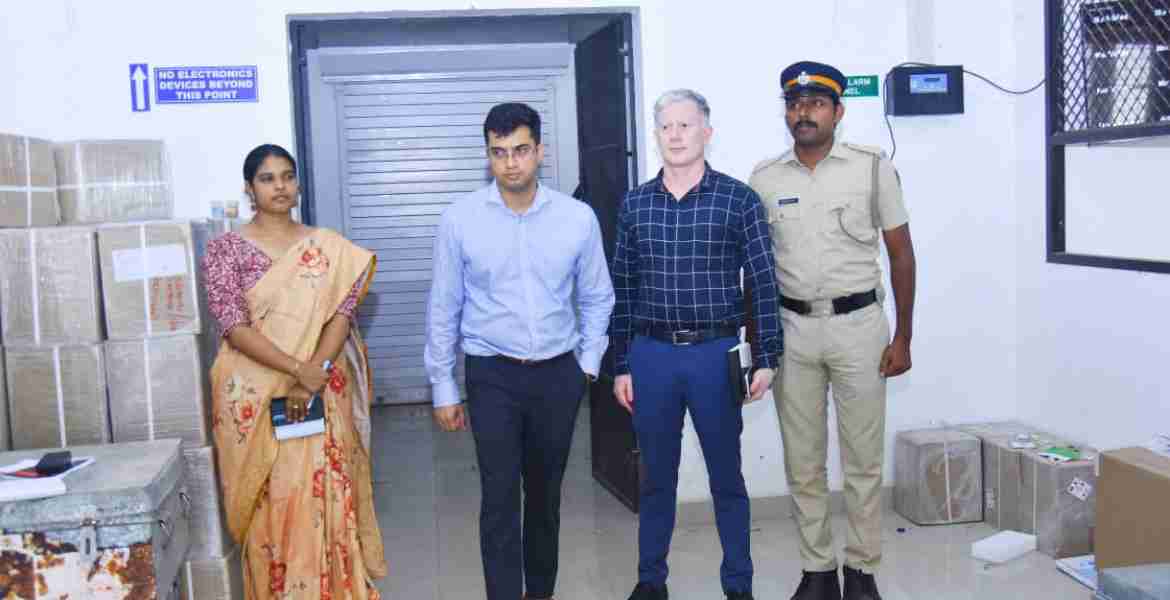 വോട്ടിങ് മെഷീനുകള്‍ സൂക്ഷിക്കുന്ന ചാത്തമംഗലത്തെ വെയര്‍ഹൗസ് ജില്ലാ കലക്ടര്‍ സ്‌നേഹില്‍ കുമാര്‍ സിങ് സന്ദര്‍ശിക്കുന്നു