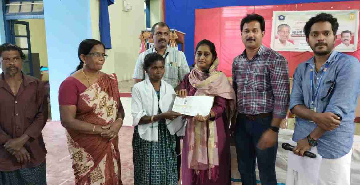 എബിസിഡി പദ്ധതിയുമായി ബന്ധപ്പെട്ട് മൂഴിയാര്‍ കെഎസ്ഇബി ക്ലബ്ബ്  ഓഡിറ്റോറിയത്തില്‍ സംഘടിപ്പിച്ച ക്യാമ്പില്‍ ഊര് മൂപ്പന്റെ ഭാര്യ ആര്‍. സരസമ്മയ്ക്ക് റേഷന്‍ കാര്‍ഡ് നല്‍കുന്നു.   
