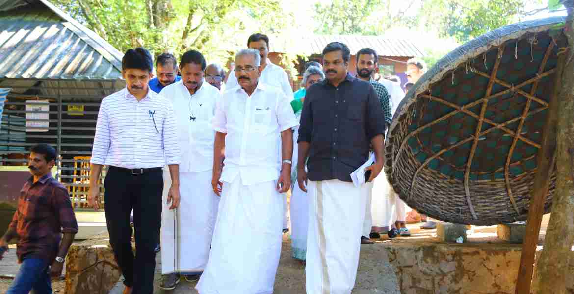 അടവി ഇക്കോ ടൂറിസം കേന്ദ്രം വനം- വന്യജീവി  വകുപ്പ് മന്ത്രി എ.കെ. ശശീന്ദ്രന്‍ സന്ദര്‍ശിക്കുന്നു. അഡ്വ. കെ.യു. ജനീഷ് കുമാര്‍ എംഎല്‍എ സമീപം