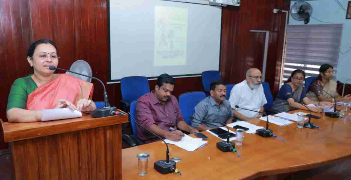 കലക്ടറേറ്റ് കോണ്‍ഫറന്‍സ് ഹാളില്‍ നടന്ന ജില്ലാ വികസന സമിതിയില്‍  പത്തനംതിട്ടയെ അതിദാരിദ്ര്യമുക്ത ജില്ലയായി മന്ത്രി വീണാ ജോര്‍ജ് പ്രഖ്യാപിക്കുന്നു