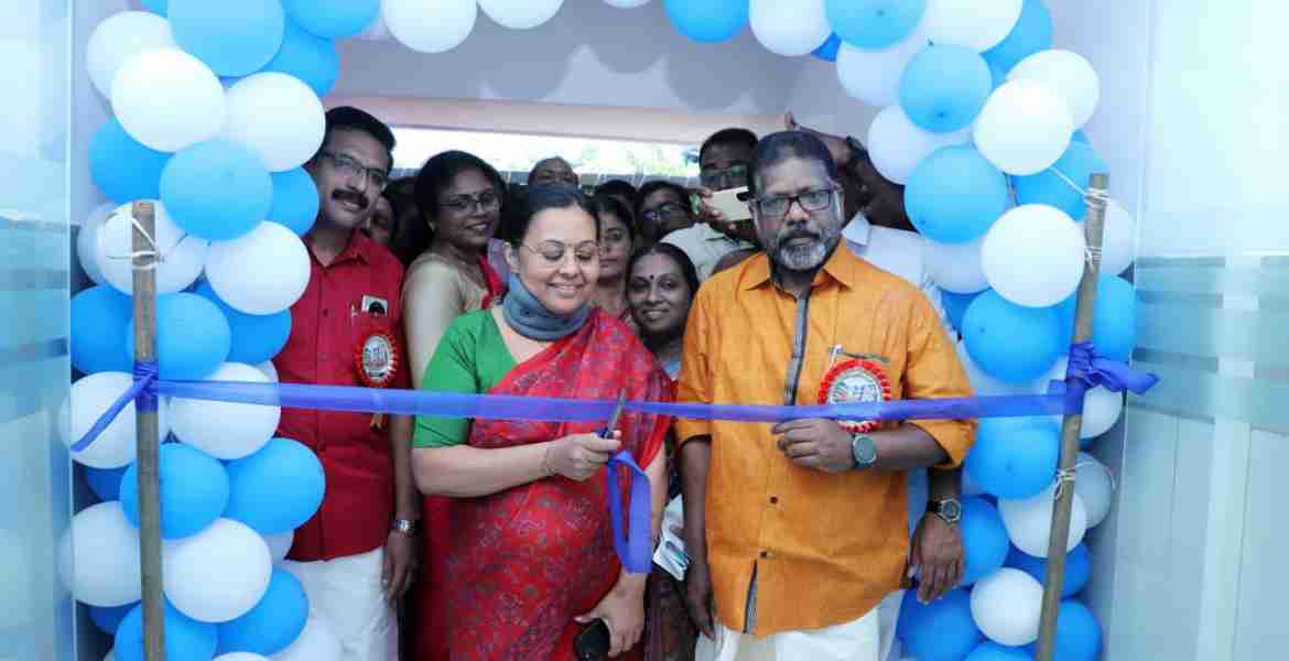അടൂര്‍ ജനറല്‍ ആശുപത്രി ഡി ബ്ലോക്ക് ഉദ്ഘാടനം ആരോഗ്യ വകുപ്പ് മന്ത്രി വീണാ ജോര്‍ജ് നിര്‍വഹിക്കുന്നു