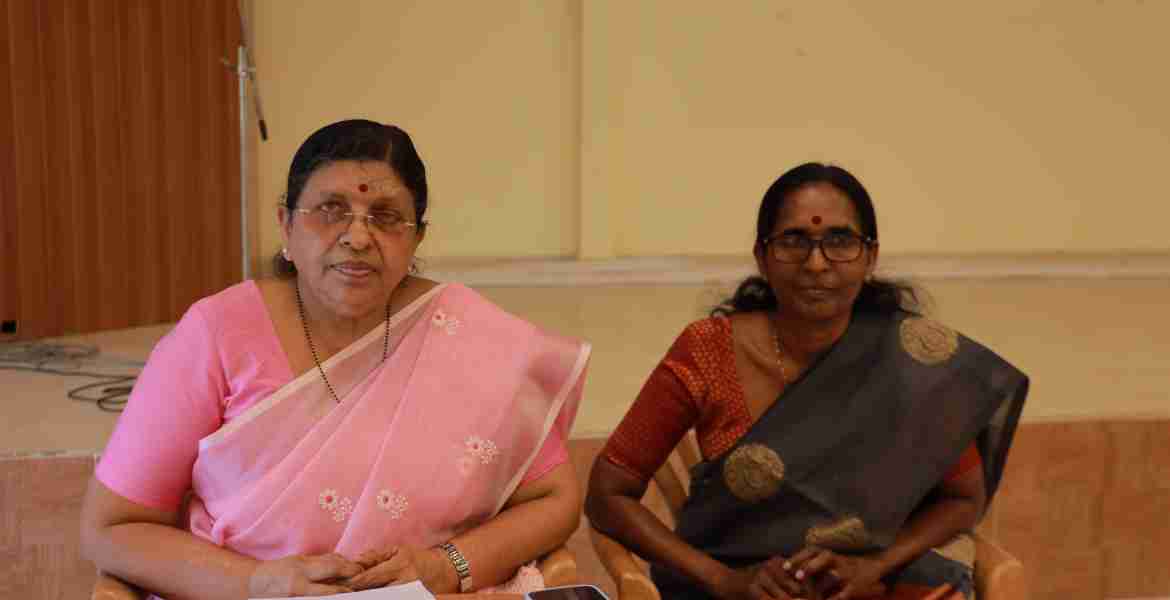 തിരുവല്ല മാമ്മന്‍മത്തായി നഗര്‍ ഹാളില്‍ നടന്ന വനിതാ കമ്മിഷന്‍ ജില്ലാതല അദാലത്തിന്റെ പുരോഗതി വിശദീകരിക്കുന്ന ചെയര്‍പേഴ്‌സണ്‍ അഡ്വ. പി സതീദേവി
