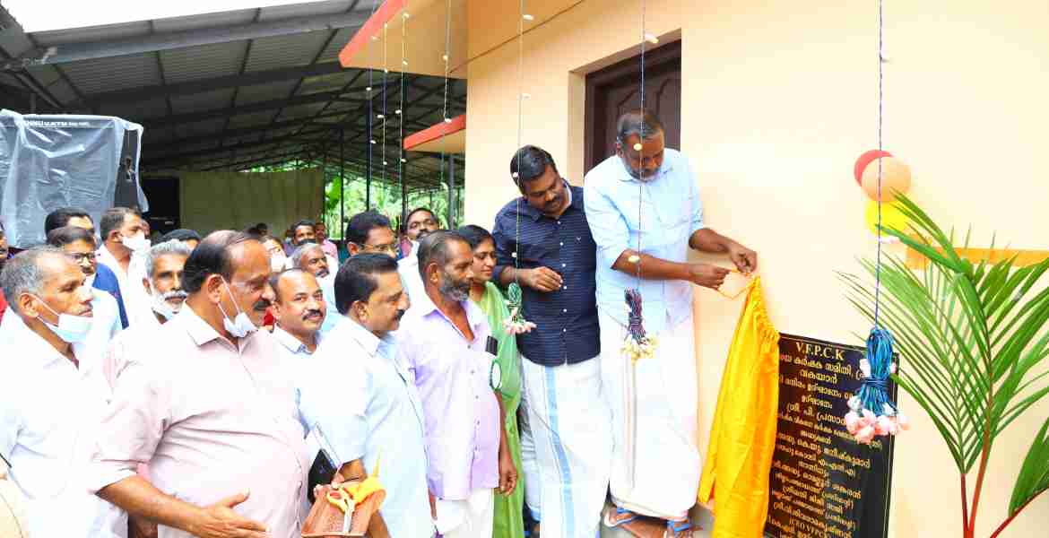 പ്രമാടം സ്വാശ്രയ കര്‍ഷക സമിതിയുടെ വിപണി മന്ദിരം ഉദ്ഘാടന ചടങ്ങില്‍ കാര്‍ഷിക വികസന കര്‍ഷക ക്ഷേമവകുപ്പ് മന്ത്രി പി. പ്രസാദ് ശില അനാച്ഛാദനം നിര്‍വഹിക്കുന്നു. അഡ്വ. കെ.യു. ജനീഷ്‌കുമാര്‍ എംഎല്‍എ സമീപം