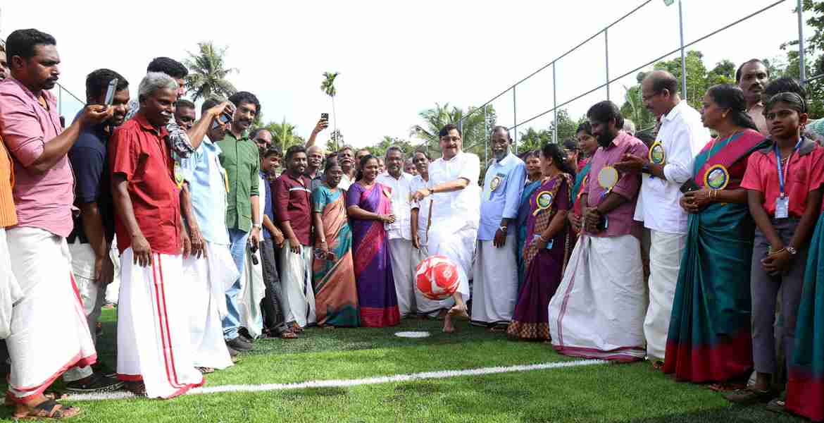 വൈക്കം അക്കരപ്പാടം ഗവൺമെൻറ് യു.പി സ്‌കൂളിൽ നിർമാണം പൂർത്തിയായ ഫുട്‌ബോൾ ടർഫ് മന്ത്രി വി. അബ്ദുറഹിമാൻ ഉദ്ഘാടനം ചെയ്യുന്നു