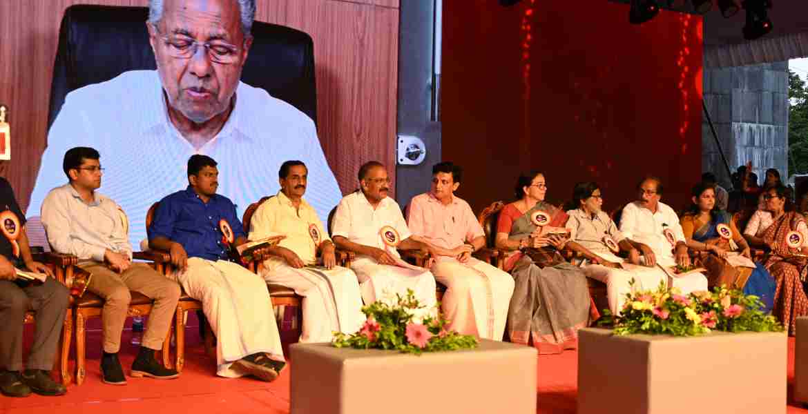 രണ്ടാം പിണറായി വിജയൻ സർക്കാറിന്റെ നാലാം വാർഷികം എന്റെ കേരളം പ്രദർശന വിപണമേള, കുടുംബശ്രീ ദേശീയ സരസ്സ് മേള കോഴിക്കോട് കടപ്പുറത്ത് മുഖ്യമന്ത്രി പിണറായി വിജയൻ ഓൺലൈനിലൂടെ ഉദ്ഘാടനം ചെയ്യുന്നു