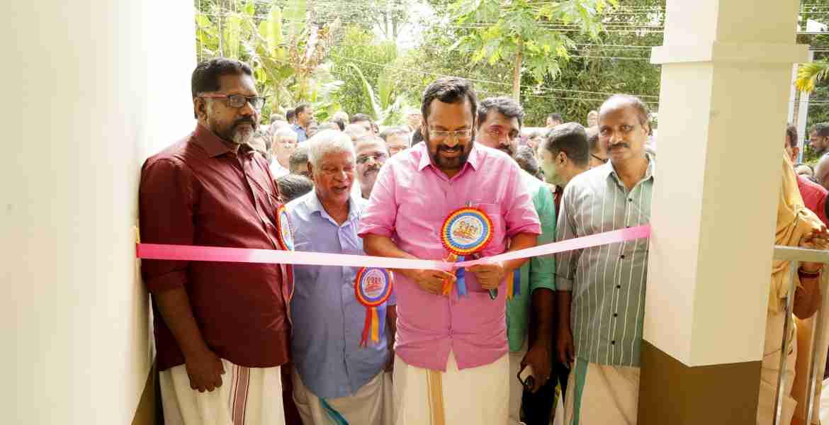 അങ്ങാടിക്കല്‍ സ്മാര്‍ട്ട് വില്ലേജ് ഓഫീസ് പുതിയ കെട്ടിടത്തിന്റെ ഉദ്ഘാടനം റവന്യൂ വകുപ്പ് മന്ത്രി കെ. രാജന്‍ നിര്‍വഹിക്കുന്നു.