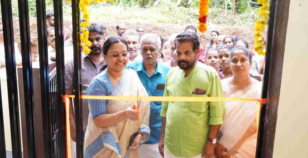 പന്തളം തെക്കേക്കര ഗ്രാമപഞ്ചായത്ത് ഭഗവതിക്കും പടിഞ്ഞാറ് 50-ാം നമ്പര്‍ സ്മാര്‍ട്ട് അങ്കണവാടി പുതിയ കെട്ടിടത്തിന്റെ ഉദ്ഘാടനം ആരോഗ്യ, വനിതാ ശിശു വികസന വകുപ്പ് മന്ത്രി വീണാ ജോര്‍ജ് നിര്‍വഹിക്കുന്നു