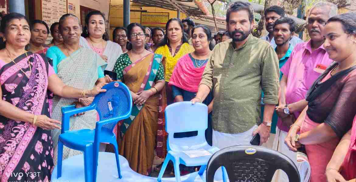 ഫോട്ടോ അടിക്കുറിപ്പ് - അങ്കണവാടി - അങ്കണവാടികള്‍ക്ക് ശിശു സൗഹൃദ ഫര്‍ണീച്ചറുകള്‍ നല്‍കി ഗ്രാമ പഞ്ചായത്ത് പ്രസിഡന്റ് എസ്. രാജേന്ദ്രപ്രസാദ് വിതരണോദ്ഘാടനം നിര്‍വഹിക്കുന്നു.