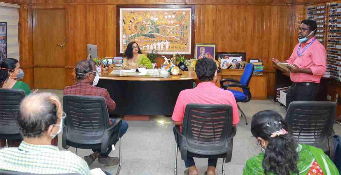 കളക്ട്രേറ്റില്‍ ചേര്‍ന്ന ആര്‍ദ്രം മിഷന്‍ രണ്ടിന്റെ യോഗത്തില്‍ കളക്ടര്‍ സംസാരിക്കുന്നു