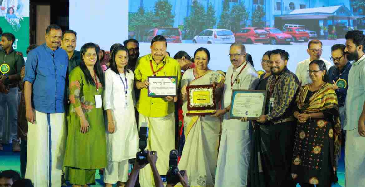 മന്ത്രി വീണാ ജോര്‍ജില്‍ നിന്നും ആര്‍ദ്ര കേരളം പുരസ്‌കാരം പത്തനംതിട്ട ജില്ല പഞ്ചായത്ത് അംഗങ്ങള്‍ സ്വീകരിക്കുന്നു