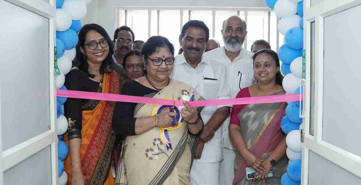 അസാപ്പ് കേരള കുന്നന്താനം കമ്മ്യൂണിറ്റി സ്‌കില്‍ പാര്‍ക്കില്‍ സ്ഥാപിച്ച ഇലക്ട്രിക് വെഹിക്കിള്‍ സെന്റര്‍ ഓഫ് എക്സലന്‍സിന്റെ ഉദ്ഘാടനം ഉന്നത വിദ്യാഭ്യാസ വകുപ്പ് മന്ത്രി ഡോ. ആര്‍. ബിന്ദു നിര്‍വഹിക്കുന്നു.