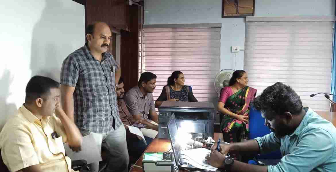 അക്ഷയ ജില്ലാ പ്രൊജക്റ്റ് ഓഫീസിന്റെ നേതൃത്വത്തില്‍ കളക്ടറേറ്റിലെ ഉദ്യോഗസ്ഥര്‍ക്കായി നടത്തിയ പ്രേത്യേക ആധാര്‍ അപ്‌ഡേഷന്‍ ക്യാമ്പില്‍ നിന്ന്