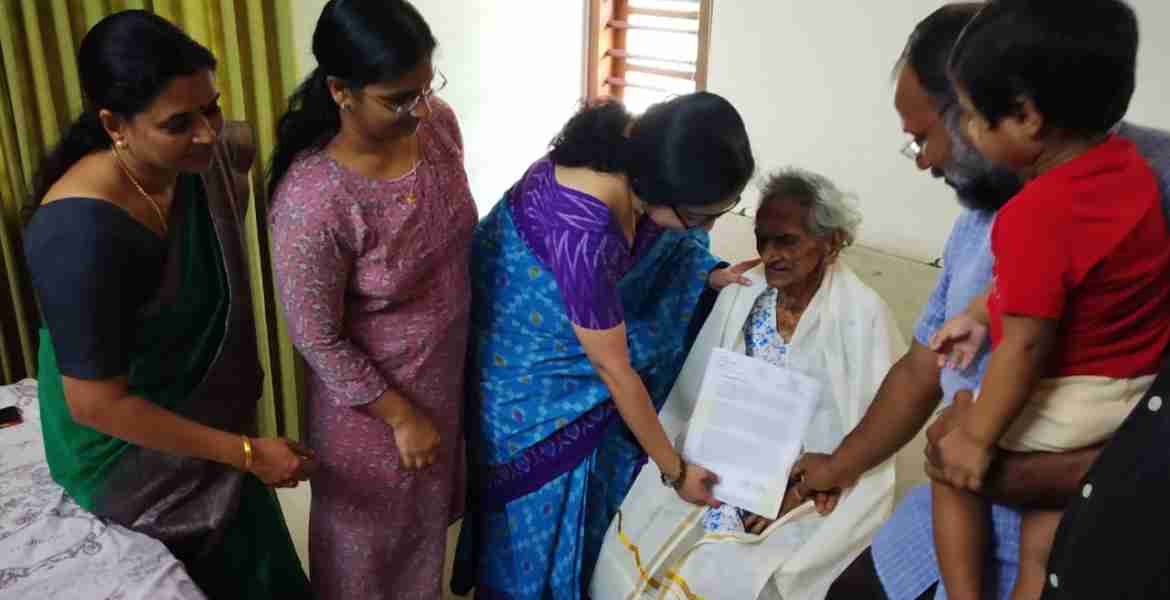 ജില്ലയിലെ 101 വയസുള്ള വോട്ടറായ അന്നമ്മ സാമുവേലിനെ ജില്ലാ കളക്ടര്‍ ഡോ.ദിവ്യ എസ്.അയ്യര്‍ വീട്ടിലെത്തി പൊന്നാടയണിയിച്ച് ആദരിക്കുന്നു