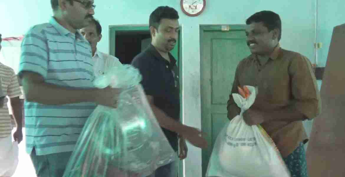 അടിമാലി മുക്കാല്‍ ഏക്കറില്‍ പ്രളയബാധിതര്‍ക്ക് സഹായ കിറ്റുകള്‍ വിതരണം ചെയ്യുന്നു.