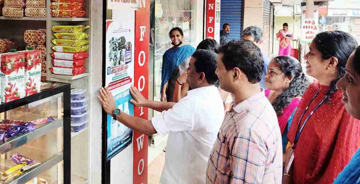  സേര്‍ച്ച് ഡ്രൈവിന്റെ ഭാഗമായി കടകളില്‍ ബാലവേലയ്‌ക്കെതിരായുളള പോസ്റ്റര്‍ പതിപ്പിച്ച് അവബോധം നല്‍കുന്ന റാന്നി എംഎല്‍എ അഡ്വ.പ്രമോദ് നാരായണ്‍