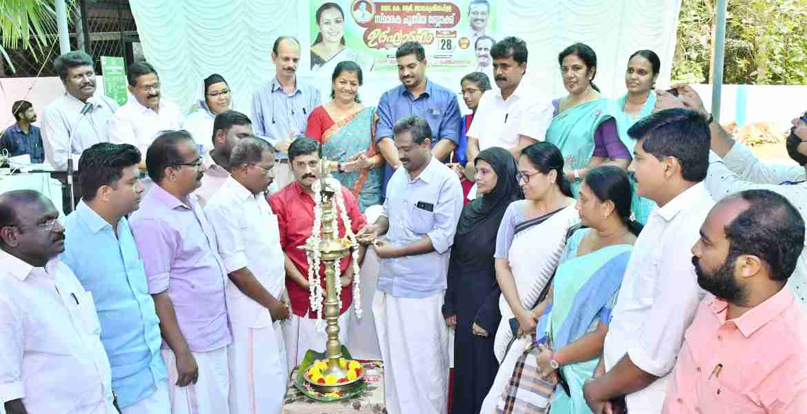  അഴൂരിലെ നഗരസഭ ആയുര്‍വേദ ആശുപത്രിയുടെ പുതിയ ബ്ലോക്കിന്റെ ഉദ്ഘാടനവും നാമകരണവും പത്തനംതിട്ട നഗരസഭ ചെയര്‍മാന്‍ അഡ്വ.ടി സക്കീര്‍ ഹുസൈന്‍ നിര്‍വഹിക്കുന്നു