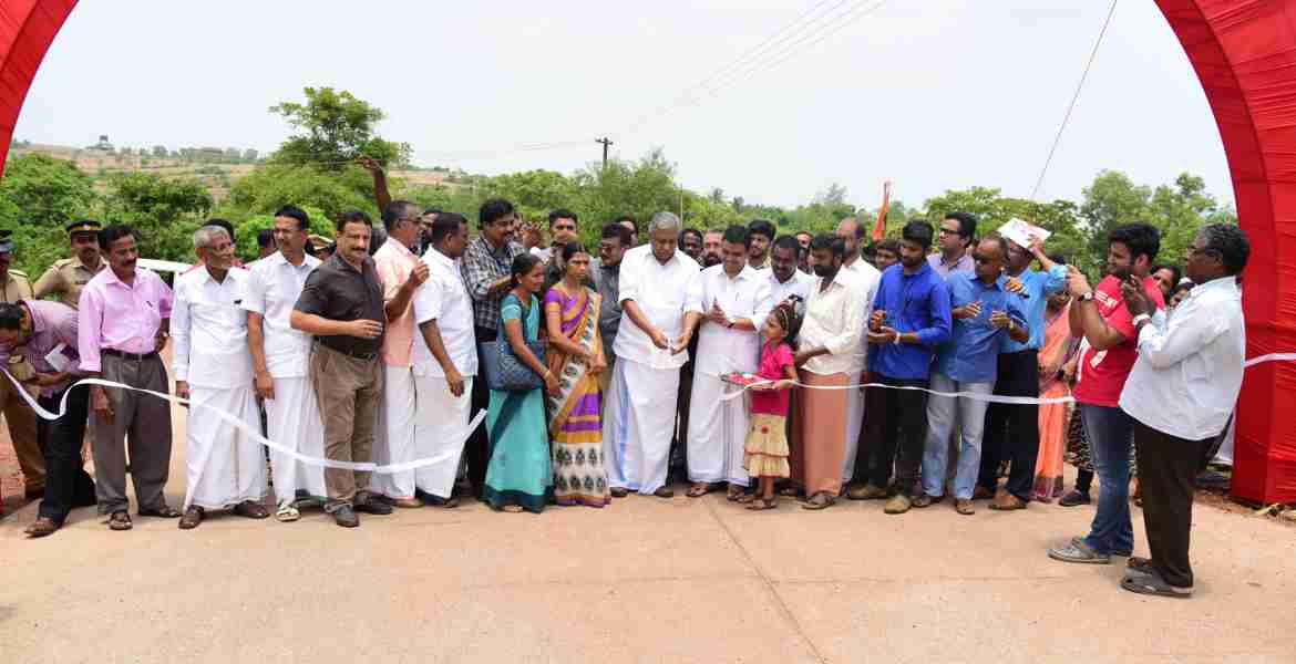 സംസ്ഥാന സര്‍ക്കാരിന്റെ രണ്ടാം വാര്‍ഷികാഘോഷത്തിന്റെ ഭാഗമായി അനന്തപുരം വ്യവസായ പ്ലോട്ടിലേക്കുള്ള റോഡിന്റെ ഉദ്ഘാടനം  വ്യവസായ മന്ത്രി എ.സി.മൊയ്തീന്‍ നിര്‍വഹിക്കുന്നു. 