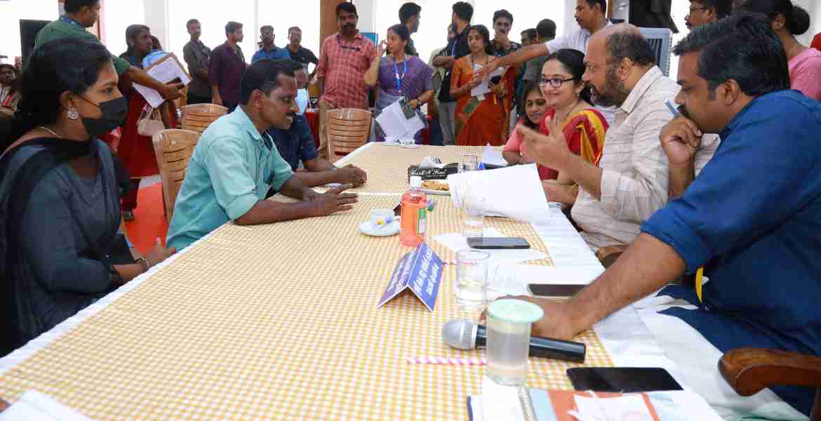 കരുതലും കൈത്താങ്ങും കോന്നി താലൂക്ക്തല അദാലത്തില്‍ വ്യവസായമന്ത്രി പി.രാജീവ് കലഞ്ഞൂര്‍ കുളത്തുമണ്‍  സ്വദേശിനി  എ. അനിലയുടെ പരാതി കേള്‍ക്കുന്നു