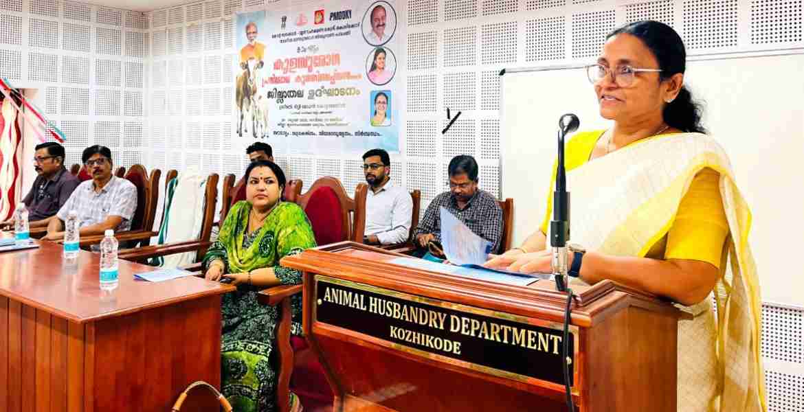 കുളമ്പുരോഗ നിയന്ത്രണ പദ്ധതിയുടെ ജില്ലാതല ഉദ്ഘാടനം ജില്ലാപഞ്ചായത്ത് പ്രസിഡന്റ് മില്ലി മോഹന്‍ കൊട്ടാരത്തില്‍ നിര്‍വഹിക്കുന്നു
