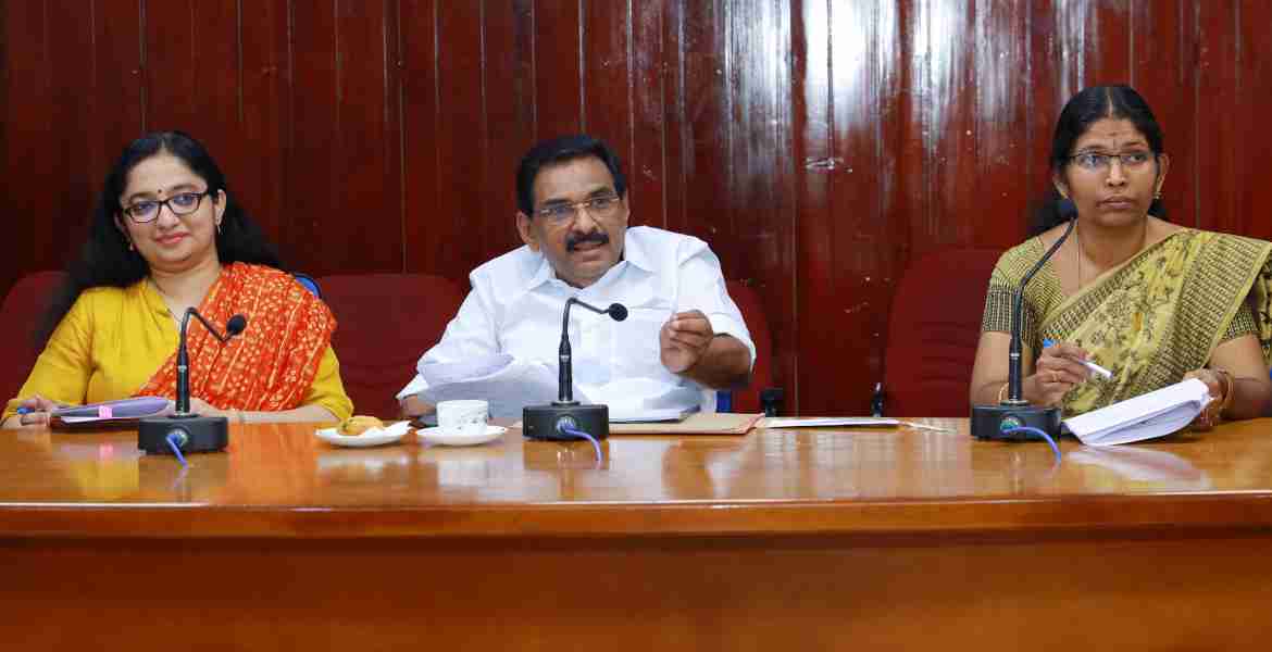 എംപി ഫണ്ട് ഉപയോഗിച്ച് നടപ്പാക്കുന്ന വികസന പ്രവര്‍ത്തനങ്ങളുടെ പുരോഗതി അവലോകനം ചെയ്യുന്നതിന് പത്തനംതിട്ട കളക്ടറേറ്റ് കോണ്‍ഫറന്‍സ് ഹാളില്‍ ചേര്‍ന്ന യോഗത്തില്‍ ആന്റോ ആന്റണി എംപി സംസാരിക്കുന്നു