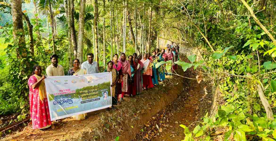 ആറന്മുള ഗ്രാമപഞ്ചായത്തിലെ ഇനി ഞാന്‍ ഒഴുകട്ടെ മൂന്നാം ഘട്ടത്തിന്റെ ഉദ്ഘാടനം പ്രസിഡന്റ് ഷീജ ടി റ്റോജി നിര്‍വഹിക്കുന്നു