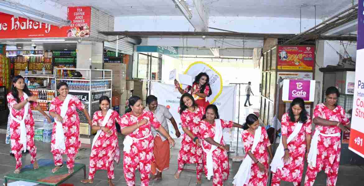 രംഗശ്രീ സംസ്ഥാനതല കലാജാഥ നഗരസഭാ ചെയര്‍പേഴ്‌സണ്‍ സിന്ധു അനില്‍ ഫ്‌ലാഗ് ഓഫ് ചെയ്യുന്നു