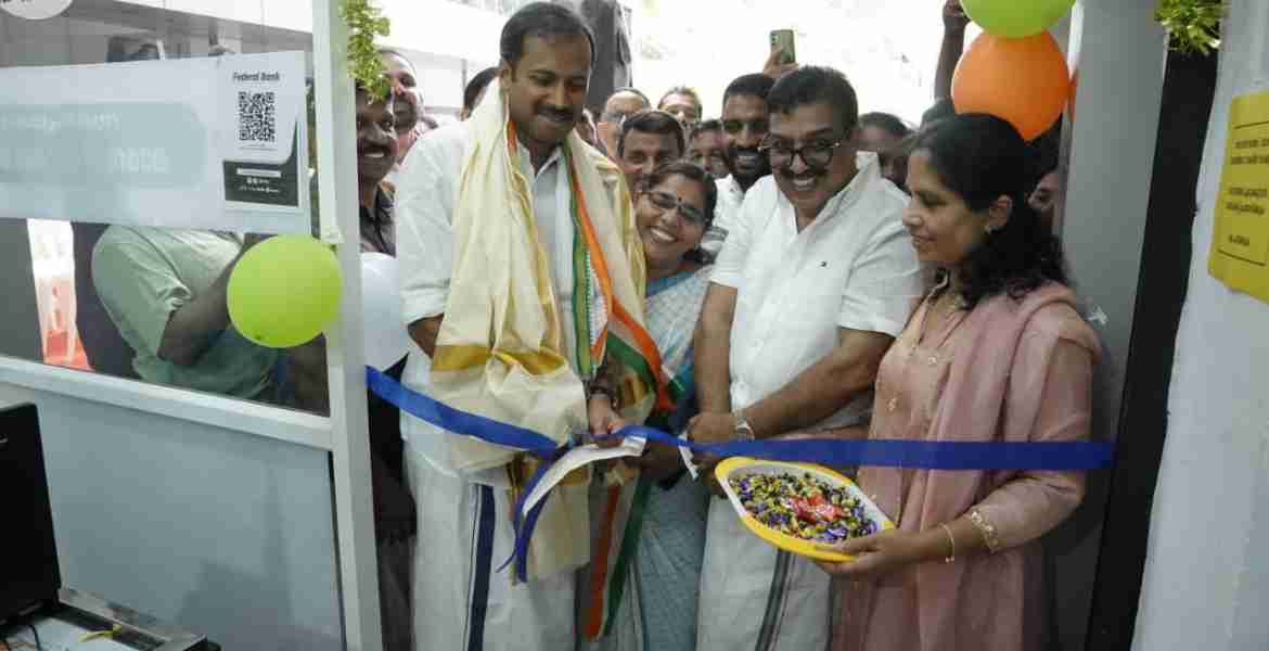 അരൂര്‍ മാവേലി സ്റ്റോര്‍ സൂപ്പര്‍ സ്റ്റോറാക്കിയതിന്റെ ഉദ്ഘാടനം മന്ത്രി അനൂപ് ജേക്കബ് നിര്‍വഹിക്കുന്നു