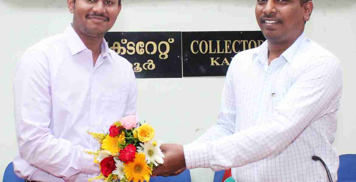 ജില്ലയില്‍ അസിസ്റ്റന്റ് കലക്ടറായി ചുമതലയേറ്റ മിസല്‍ സാഗര്‍ ഭരതിനെ ജില്ലാ കലക്ടര്‍ എസ് ചന്ദ്രശേഖര്‍ പൂച്ചെണ്ട് നല്‍കി സ്വീകരിക്കുന്നു