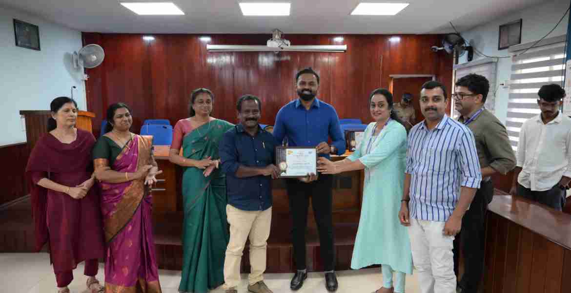 ഏറ്റവും കൂടുതല്‍ ഇ- കമ്യൂണിക്കേഷന്‍ നടത്തിയ കോന്നി താലൂക്ക് ഓഫീസിന് ജില്ലാ കലക്ടര്‍ എസ് പ്രേം കൃഷ്ണന്‍ അവാര്‍ഡ് നല്‍കുന്നു