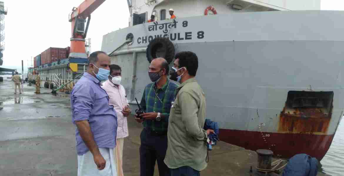 അഴീക്കല്‍ തുറമുഖത്ത് ഇന്നലെ വീണ്ടും ചരക്കു കപ്പലെത്തിയപ്പോള്‍. കെ വി സുമേഷ് എംഎല്‍എ, അഴീക്കോട് പഞ്ചായത്ത് പ്രസിഡന്റ് കെ അജീഷ് തുടങ്ങിയവര്‍ സമീപം