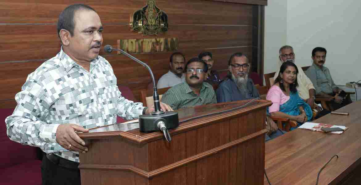 ഭരണഭാഷാ വാരാഘോഷത്തിന്റെ ജില്ലാതല സമാപനച്ചടങ്ങ്  കളക്ട്രേറ്റ് വിപഞ്ചിക ഹാളിൽ ജില്ലാ കളക്ടർ ജോൺ വി. സാമുവൽ ഉദ്ഘാടനം ചെയ്യുന്നു. ഐപിആർഡി റീജണൽ ഡെപ്യൂട്ടി ഡയറക്ടർ കെ.ആർ. പ്രമോദ് കുമാർ, അഡീഷണൽ ജില്ലാ മജിസ്‌ട്രേറ്റ് ബീന പി. ആനന്ദ്,  ജില്ലാ ഇൻഫർമേഷൻ ഓഫീസർ എ. അരുൺ കുമാർ സംസ്ഥാന ഓഡിറ്റ് സീനിയർ ഡെപ്യൂട്ടി ഡയറക്ടർ സാബു സി. ജോർജ്, ജില്ലാ ലേബർ ഓഫീസർ മിനോയ് ജെയിംസ്, ജില്ലാ പട്ടികജാതി വികസന ഓഫീസർ എം.എസ്. സുനിൽ, ജില്ലാ ഇൻഷുറൻസ് ഓഫീസർ എം.ബി. മനോജ് കുമാർ എന്നിവർ സമീപം.