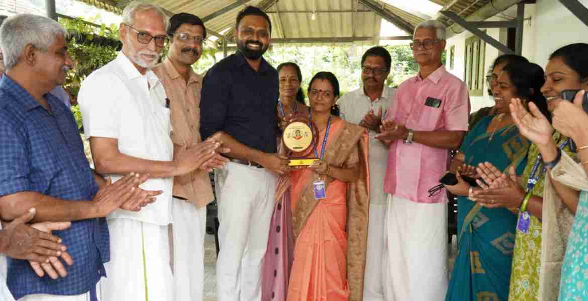 ബിഎല്‍ഒ എസ് ജെ ജയശ്രീയെ റാന്നി പഴവങ്ങാടിയിലെ വീട്ടിലെത്തി ജില്ലാ കലക്ടര്‍ എസ് പ്രേം കൃഷ്ണന്‍ ആദരിക്കുന്നു