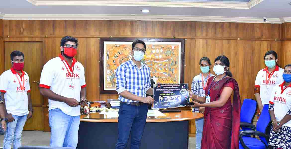റെഡ് ഈസ് ബ്ലഡ് കേരള പത്തനംതിട്ട ചാപ്റ്റര്‍ ജില്ലയില്‍ നടത്തിയ 13 രക്തദാന ക്യാമ്പുകളുടെ പ്രവര്‍ത്തനങ്ങളും രക്തദാന ബോധവല്‍ക്കരണവും ഉള്‍പ്പെടുത്തി തയാറാക്കിയ വീഡിയോ  പത്തനംതിട്ട ജനറല്‍ ആശുപത്രി ബ്ലഡ് ബാങ്ക് കൗണ്‍സിലര്‍ എം.എസ്. സുനിതയ്ക്ക് നല്‍കി ജില്ലാ കളക്ടര്‍ പി.ബി. നൂഹ് പ്രകാശനം ചെയ്യുന്നു.   --