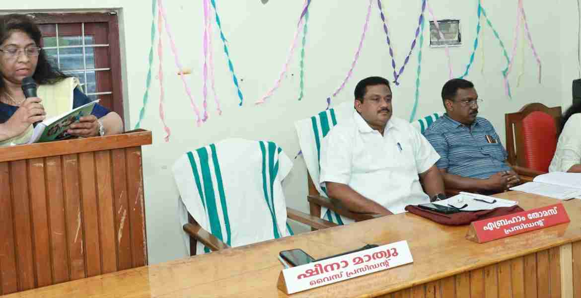 പെരിങ്ങര ഗ്രാമപഞ്ചായത്ത് ബജറ്റ് വൈസ് പ്രസിഡന്റ്  ഷീന മാത്യു അവതരിപ്പിക്കുന്നു 