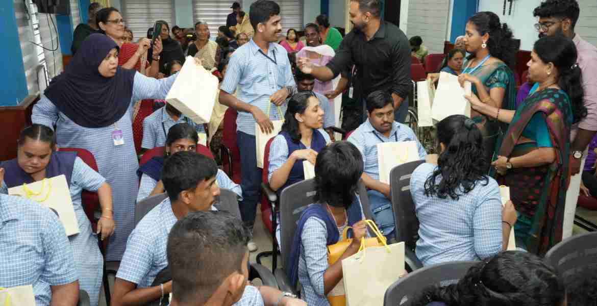 പത്തനംതിട്ട മുനിസിപ്പാലിറ്റി ബഡ്സ് സ്‌കൂളിലെ കുട്ടികള്‍ക്കൊപ്പം ജില്ല കലക്ടര്‍ എസ് പ്രേം കൃഷ്ണന്‍